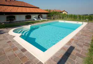 BORDO PISCINA LISCIO -  Bordo in agglomerato cemento graniglia 60x31,5 cm,
spessore 3,0 cm. Disponibile in colore bianco e grigio liscio.